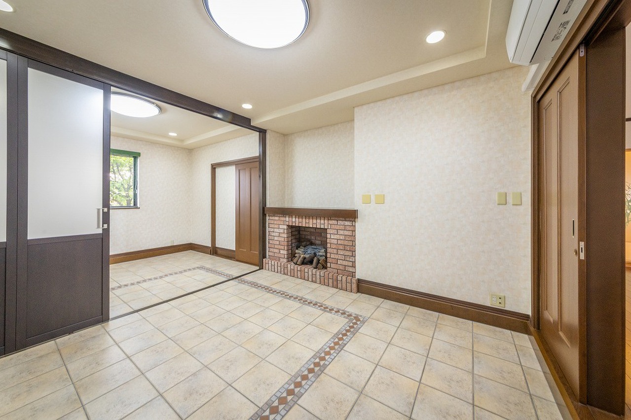 【1階洋室/北側】タイル調のフロアが施されたおしゃれな室内。玄関を入ってすぐの右手に配置されており、独立性の高いお部屋です。