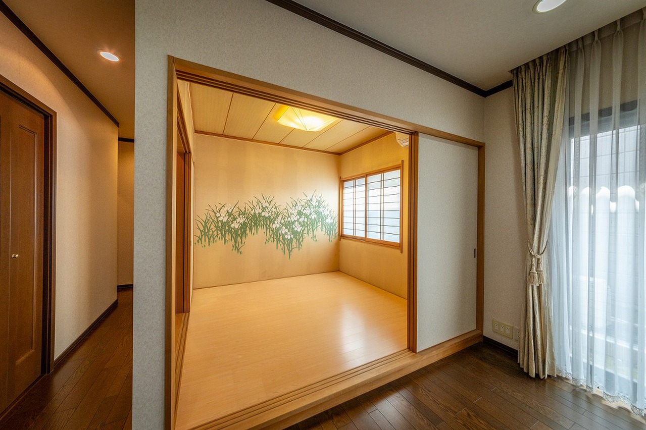 【1階和室】1階の南側洋室に隣接した和室。引き戸を閉めることで、プライベートな時間を確保でき、独立した居室としても機能します。
