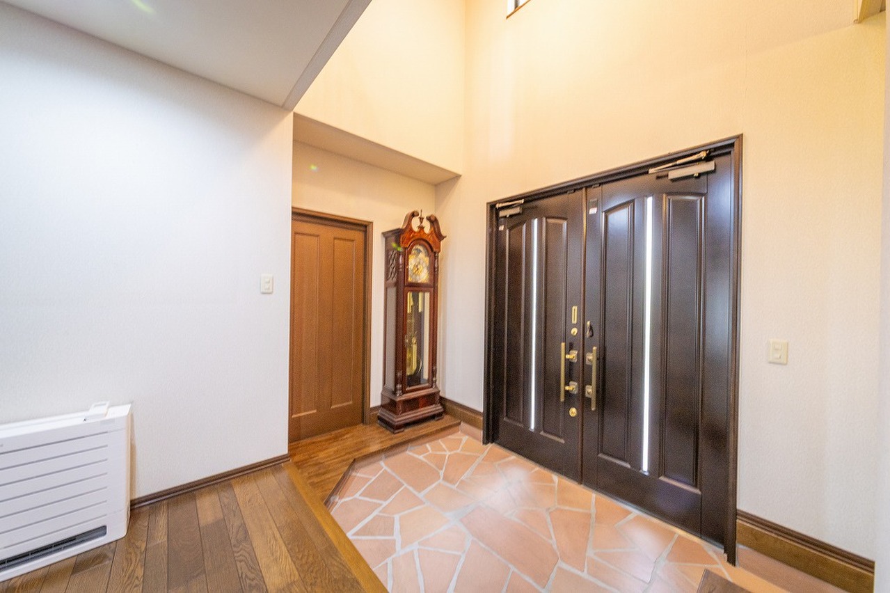 【玄関】上部に吹抜けが採用された開放的な玄関。納戸が隣接しており、靴のまま出入り可能です。アウトドア用品やレイングッズなどの収納に便利です。