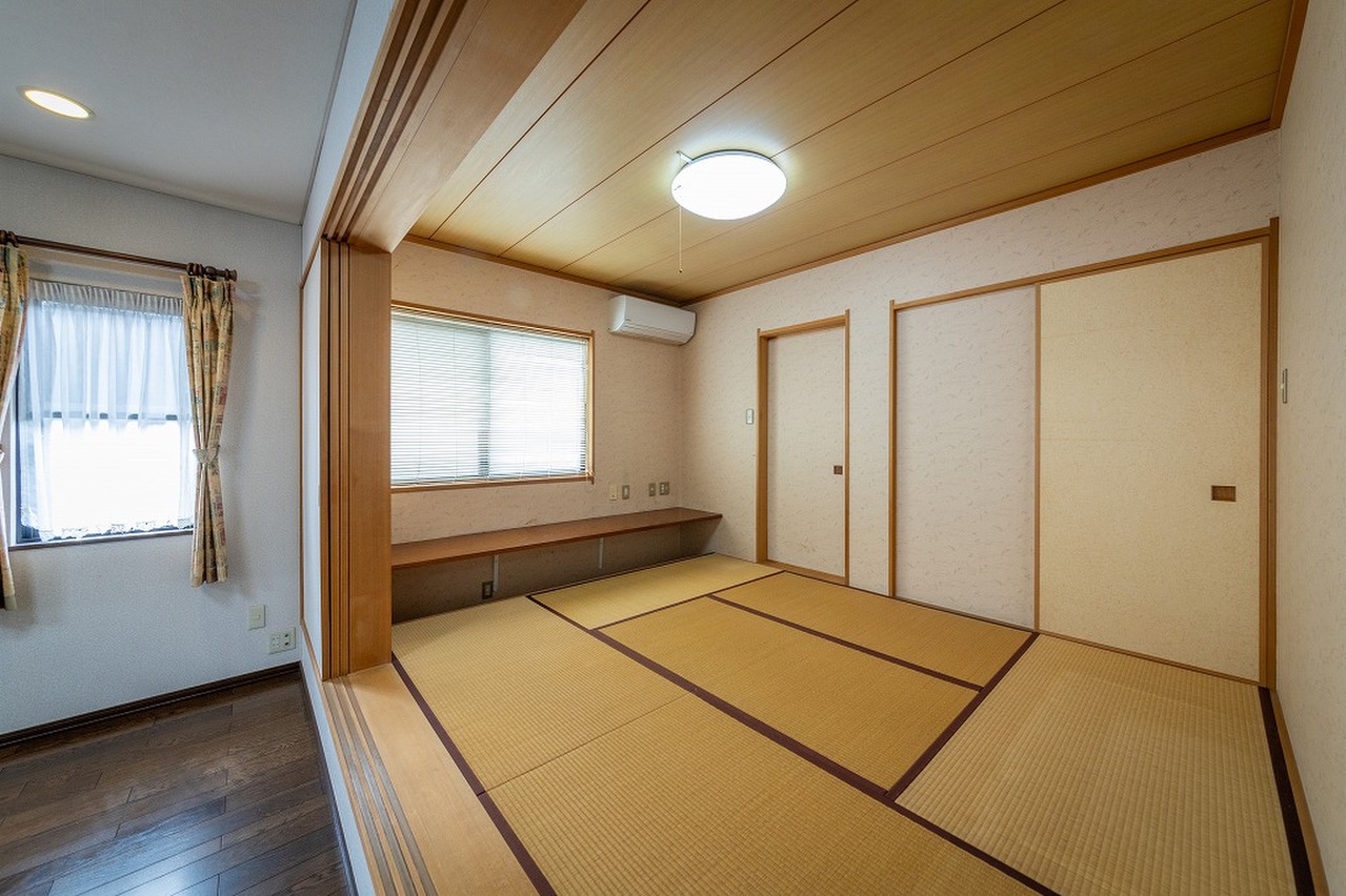 【2階和室/約6帖】LDKに隣接した和室は、リビング・廊下から出入り可能な2WAY仕様。カウンターが設置されており、読書や勉強時に重宝します。