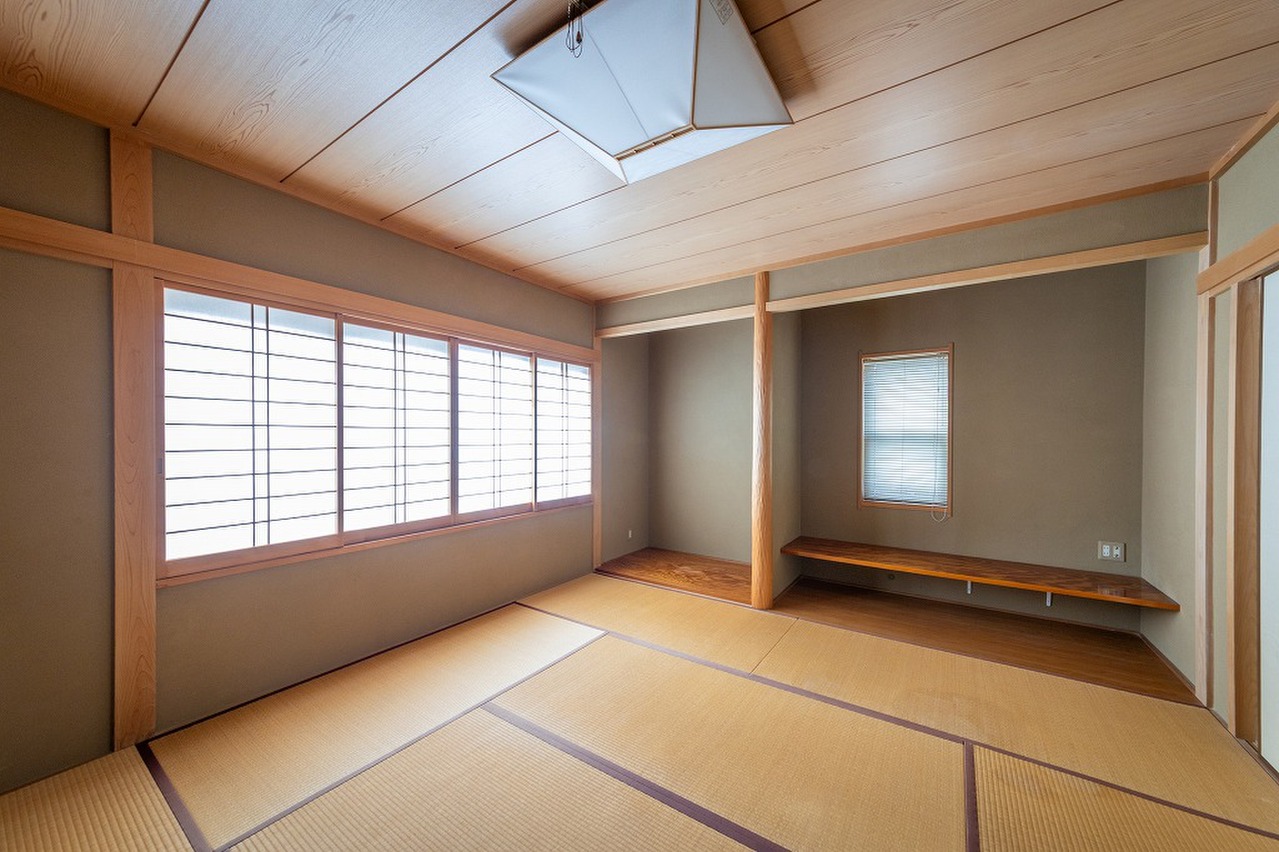 【2階和室/約8帖】洋室・廊下から出入り可能です。床の間が設けられているので、季節のお花や雛人形などを飾ることができます。