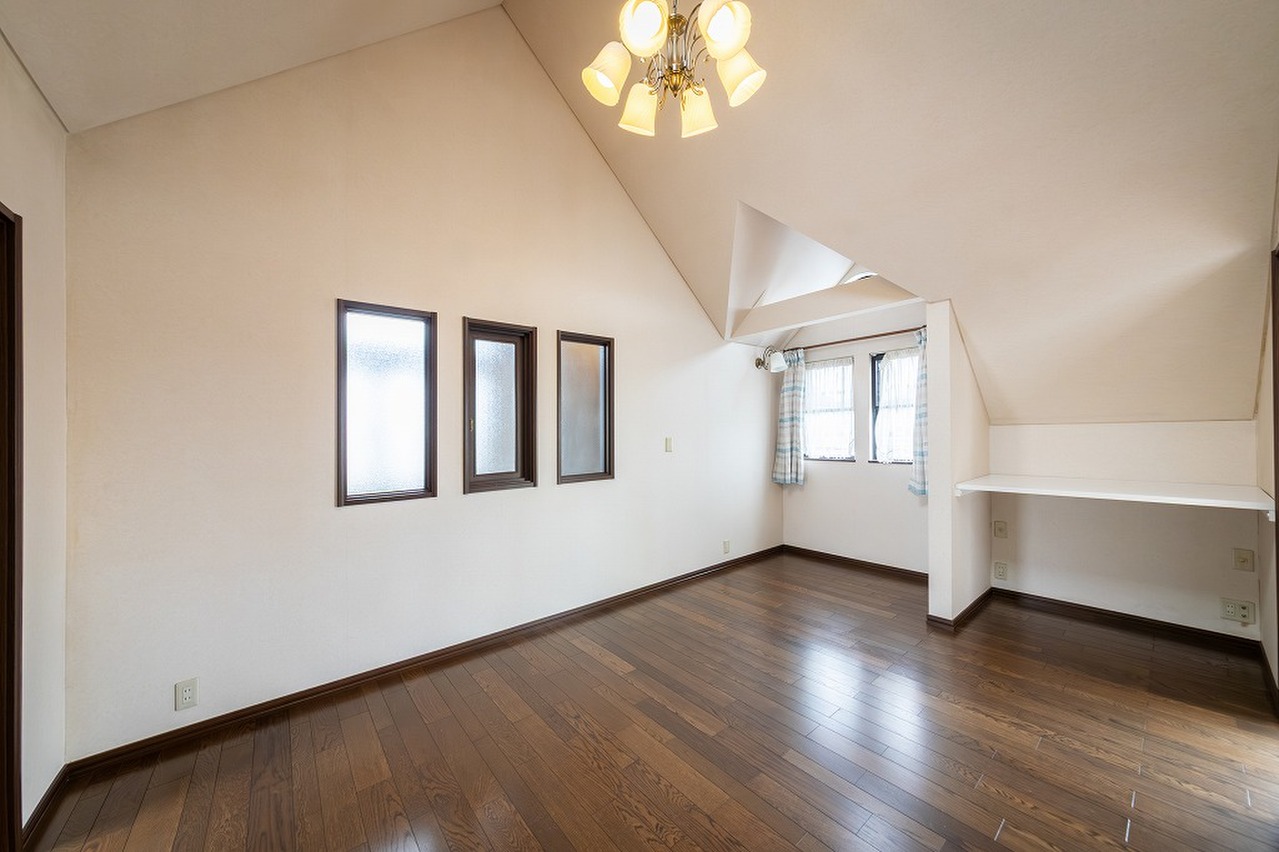 【3階洋室/東側】3階の各洋室にはWICが採用されています。ご家族分の衣類はもちろん、季節家電やスーツケースの収納にも便利です。