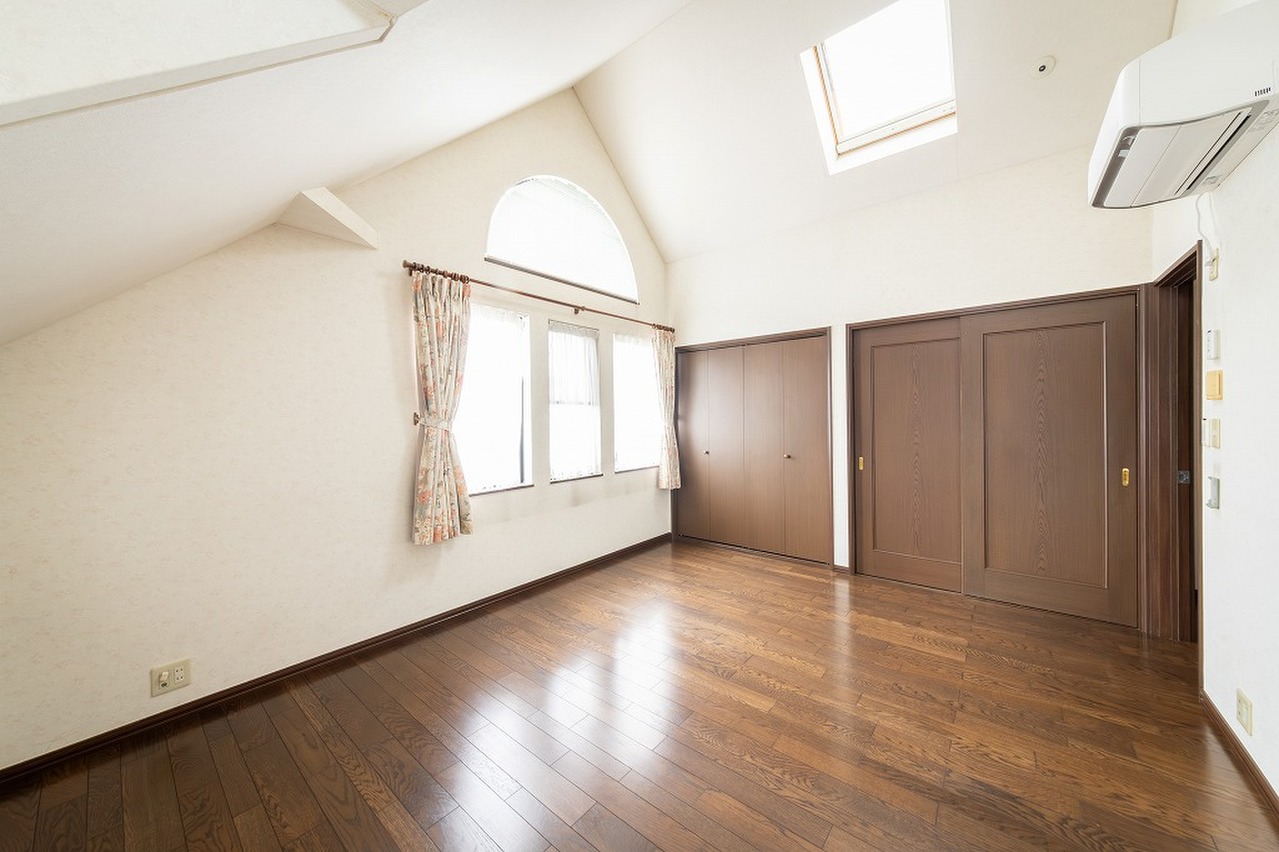 【3階洋室/西側】天井窓から陽光が差し込む明るい洋室。採光部は腰高窓につき、壁面を利用した家具の配置が可能です。