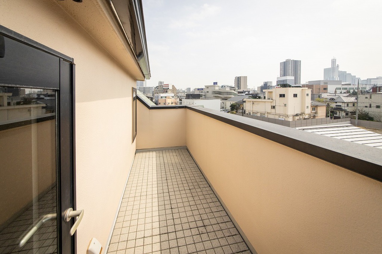 【バルコニー】サービスバルコニーを含め、3ヶ所にバルコニーが設けられています。気軽に外の空気を感じることができ、晴れた日には青空を望みながらリフレッシュできます。