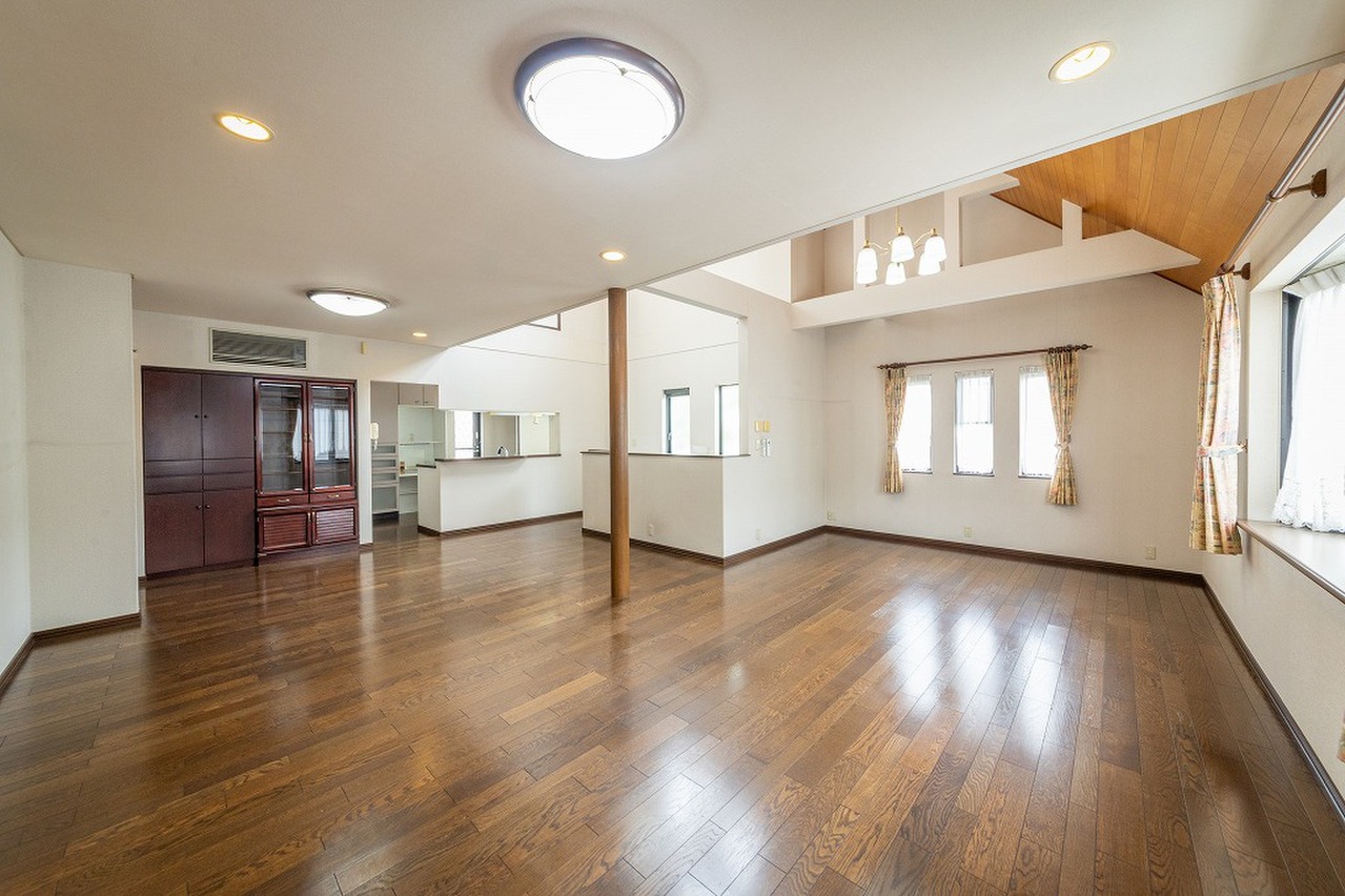 【LDK】生活のメインスペースとなるLDKは明るく開放的な空間。2階に配置されているので、窓の外からの視線を気にせずにゆったり寛げます。