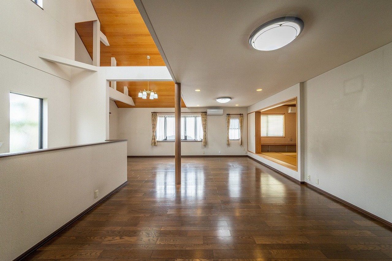 【LDK】2ヶ所に階段が設けられており、LDK内に配置された階段は1階の書斎へ繋がっています。二世帯住宅や居宅兼事務所にも利用しやすい間取り設計です。