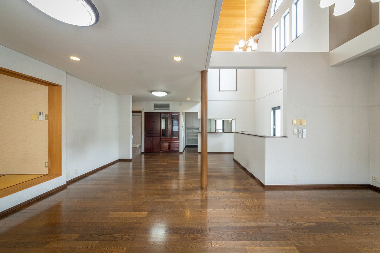 【LDK】木の温もりが感じられるLDKは、勾配天井により開放的な空間が演出されています。対面式キッチンのため、ご家族を見守りながら調理できます。