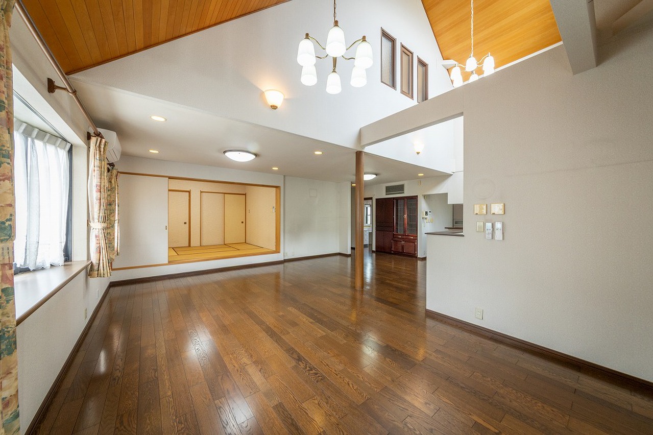 【LDK】LDKには約6帖の和室が隣接しています。お子様のお昼寝スペースや家事スペースなど、ライフスタイルに合わせて有効に活用できます。