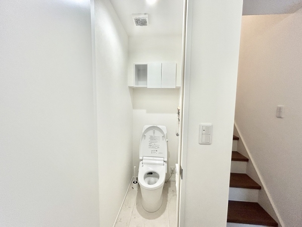 1階部分洗面室横のトイレです。