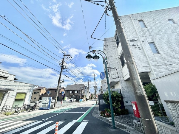 閑静な住宅街に位置しており、生活しやすい環境です。