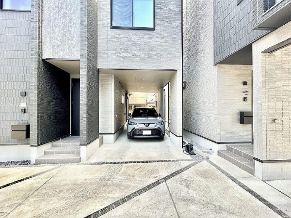 約14㎡の車庫がございます。屋根付きです。