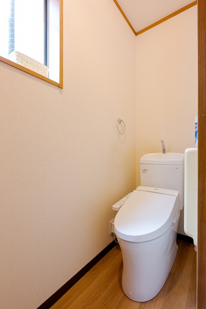 【2階トイレ】毎日快適にご使用いただける、温水洗浄便座付きです。窓が設けられており、空気の入れ替えもスムーズに行えます。
