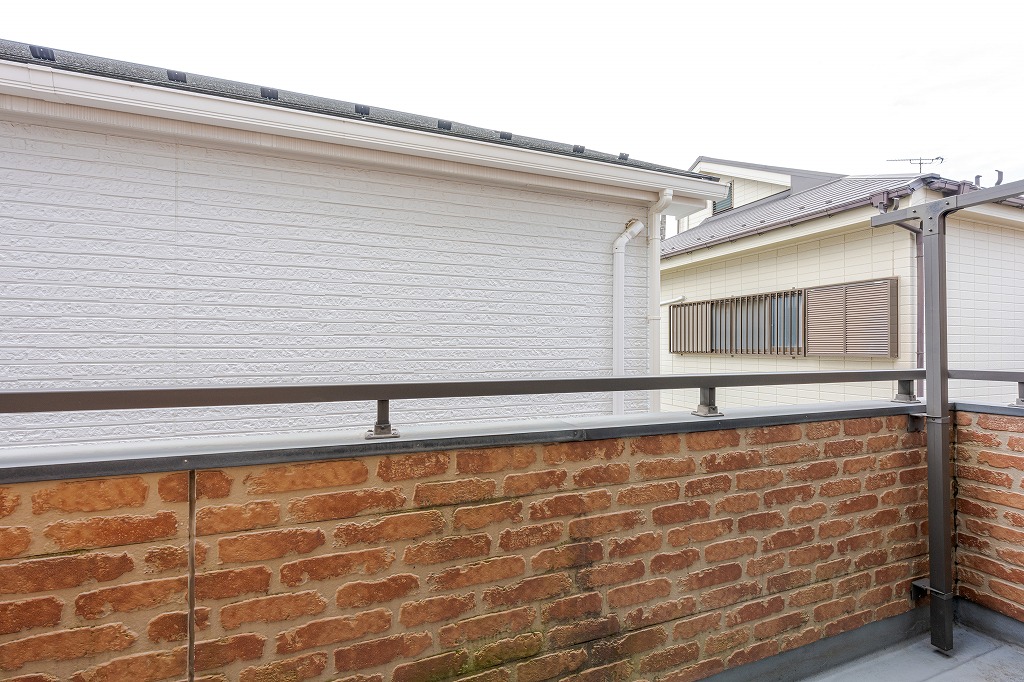 【2階バルコニー】南東向きのため、陽光がたっぷり降り注ぎます。前面道路に面していないため、ゆったり過ごすことができそうです。