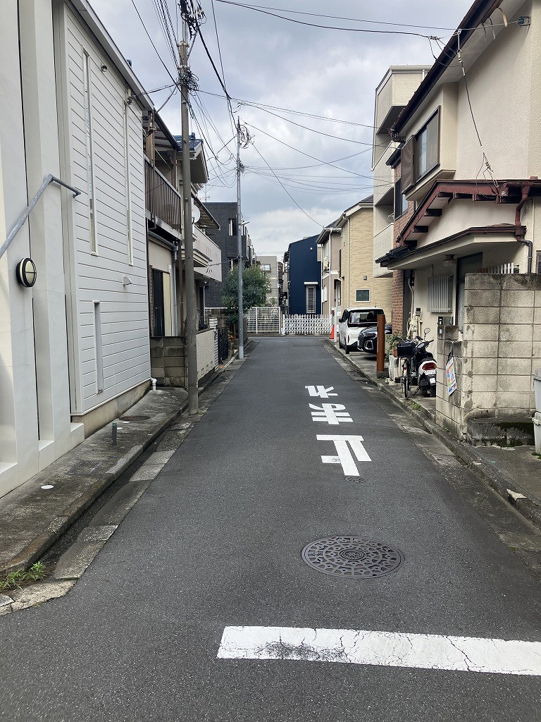 【前面道路含む現地写真】前面道路幅員は約4.0m。周辺は平坦地エリアのため、徒歩や自転車、ベビーカーなどでの移動もスムーズです。
