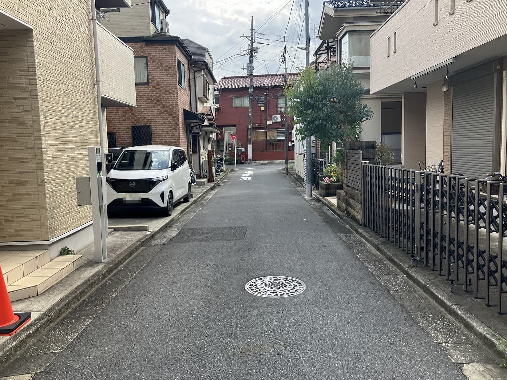【前面道路含む現地写真】低層住宅が建ち並ぶ、第一種低層住居専用地域内に位置しています。落ち着いた雰囲気の住環境で、穏やかな暮らしが実現しそうです。