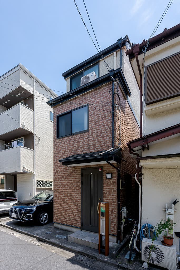 【現地外観写真】小学校まで徒歩5分。スーパー・コンビニ・公園が徒歩9分圏内に揃う、子育て世帯にもおすすめな住環境です。