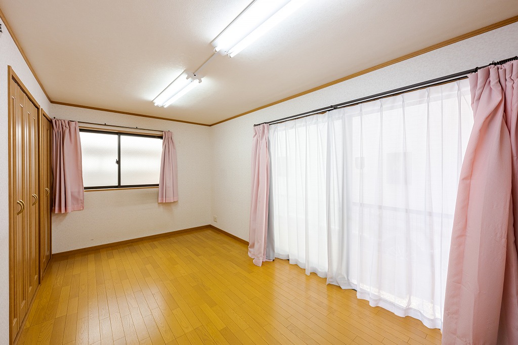 【納戸/約9.0帖】ゆったりとした広さの室内。2箇所の収納スペースが設けられています。南東側の掃き出し窓からたっぷりと自然光が入り込みます。
