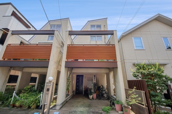 カーポート付3階建て住宅