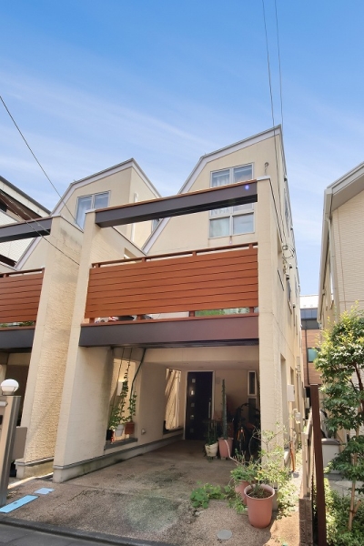カーポート付3階建て住宅