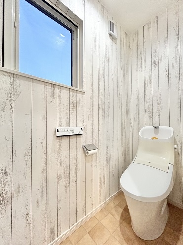 2階のトイレです。窓が付いており換気も出来ます