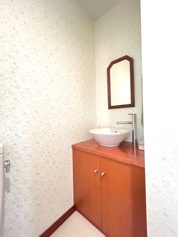 1階トイレ洗面台。