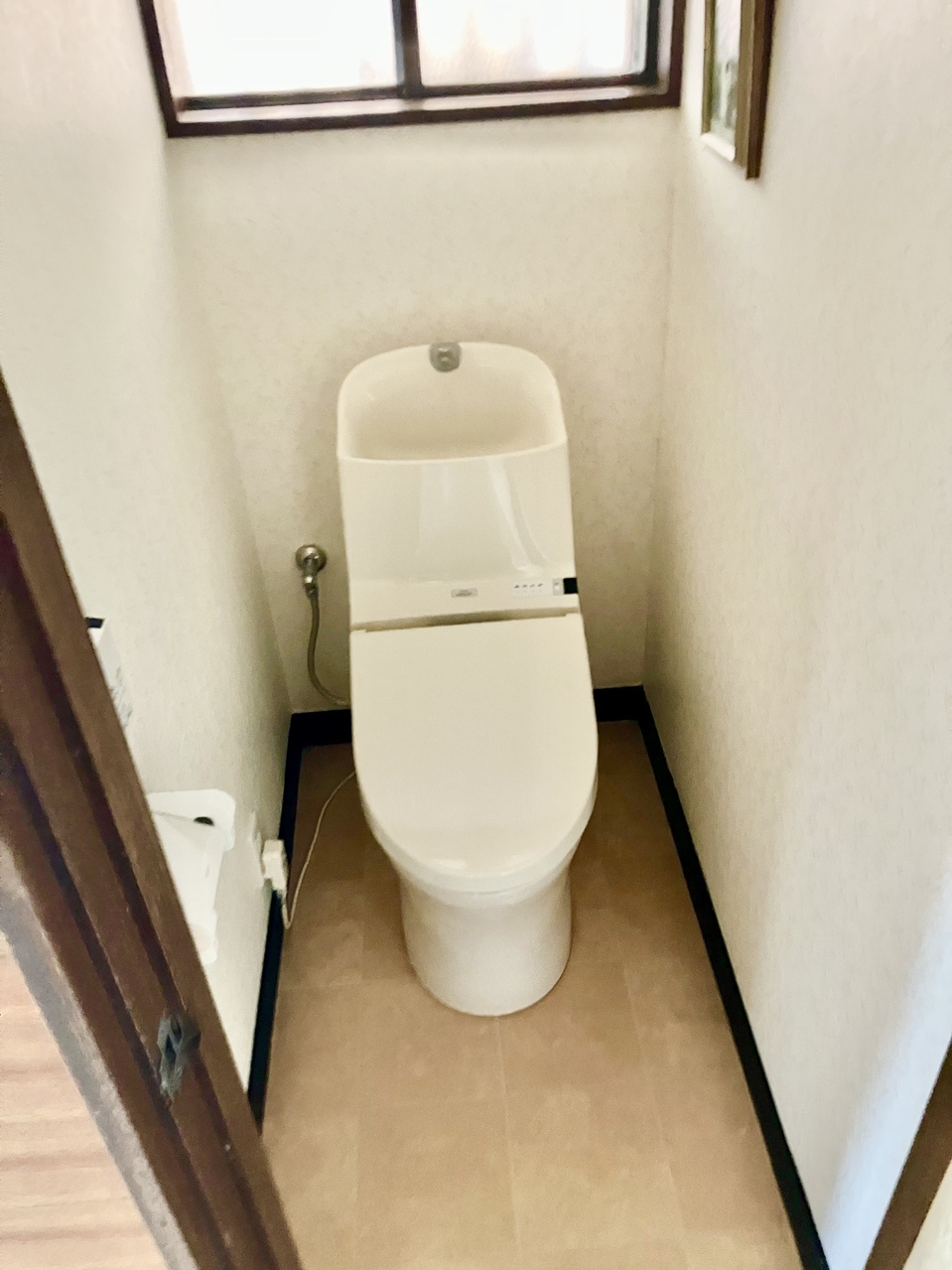 【1階トイレ】年間を通じて快適にご使用いただける、温水洗浄便座付きのトイレです。操作がしやすい高さに壁リモコンが設置されています。