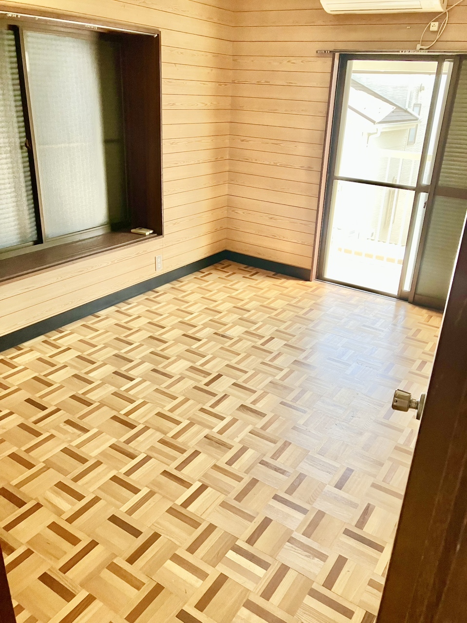 【2階洋室】2面採光で、東側の窓から心地よい朝日が差し込みます。南側はベランダに面しており、掃き出し窓より出入りいただけます。