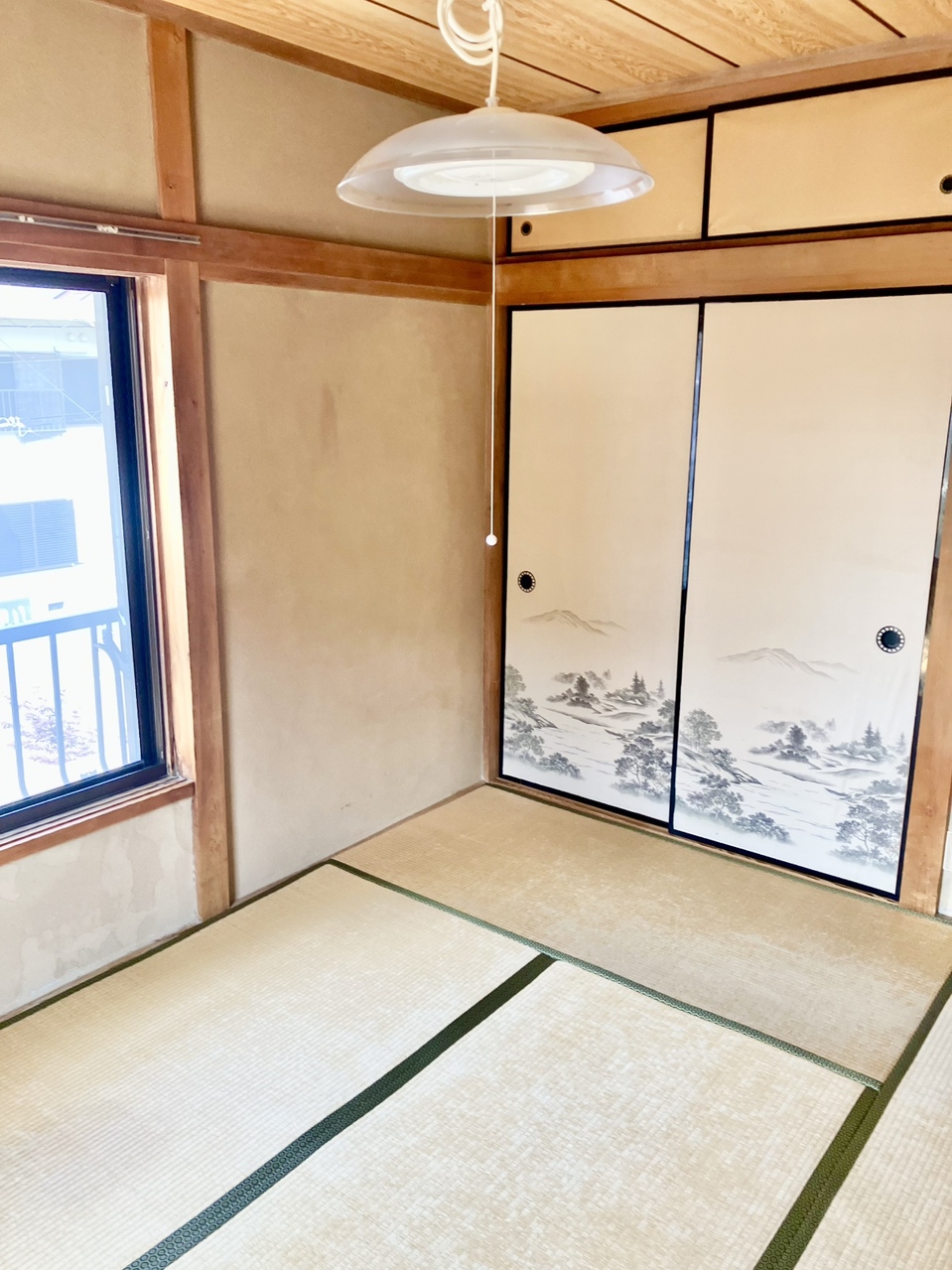 【和室(北側)/約6.0帖】北・西の2面に窓が設けられています。東側に押入が備わっており、寝具・座布団・季節物の衣類などの収納が可能です。