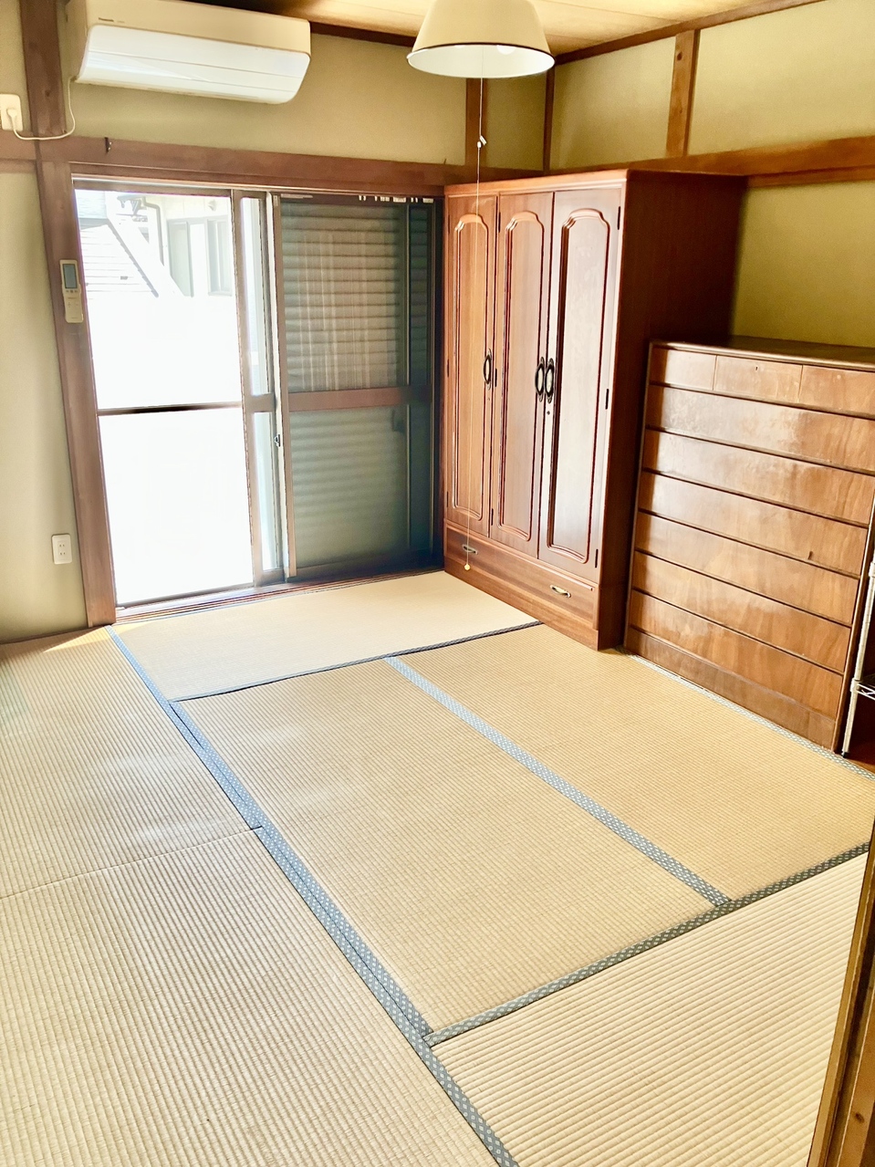【和室(南側)/約6.0帖】南・西の2面採光が確保されており、南側はベランダに面しています。掃き出し窓より、ベランダへ出入り可能です。