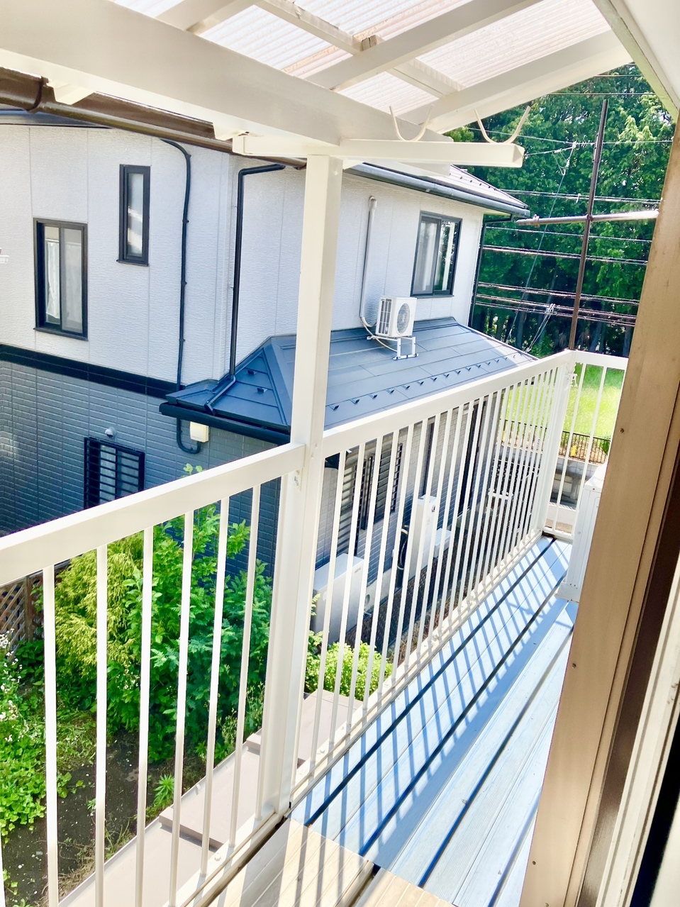 【ベランダ】2階洋室と和室(南側)に跨るベランダです。南向きのため、陽光がたっぷり降り注ぎます。格子タイプの手すり壁が採用されています。