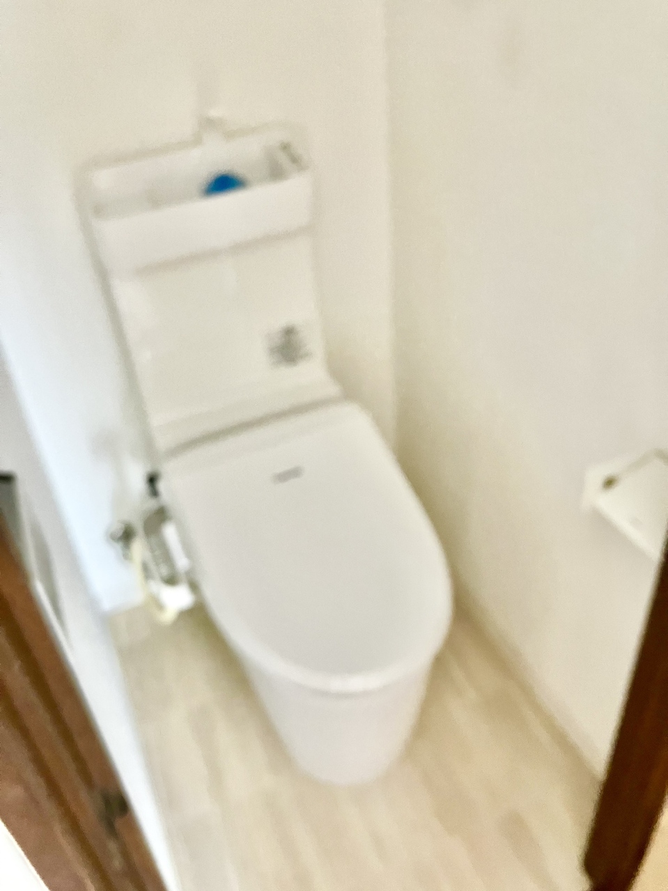 【2階トイレ】トイレは、各階に配置されています。利用が重なる時間帯や来客の際なども、気兼ねなくご使用いただけます。