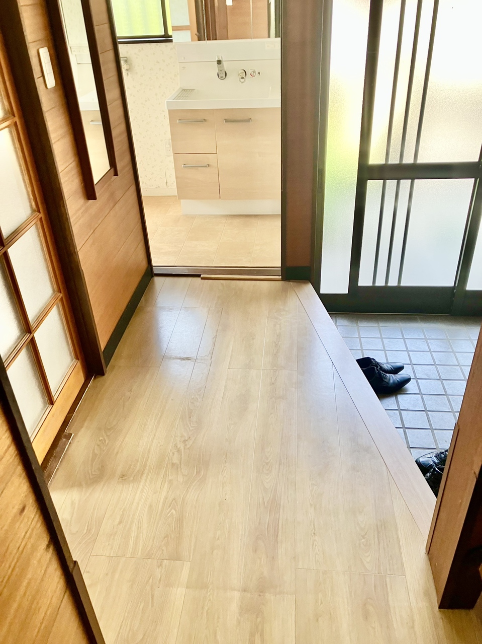 【玄関】玄関の扉は引き戸タイプです。玄関収納付きのため、ご家族分の靴をすっきりと収納していただけます。