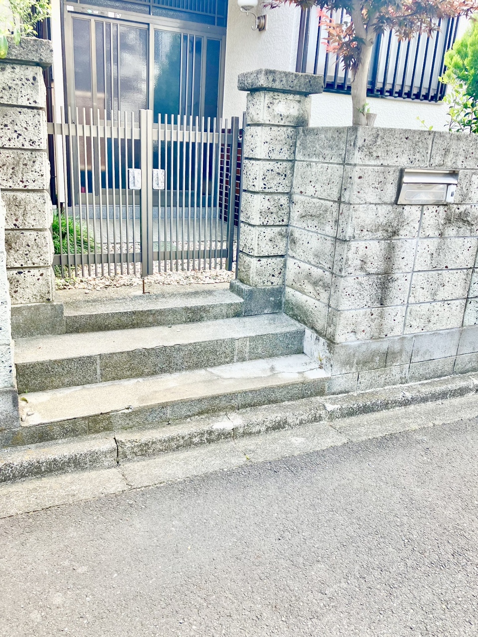 【その他現地】門扉とブロック塀が設置されています。第一種低層住居専用地域内の閑静な住宅地に位置しています。