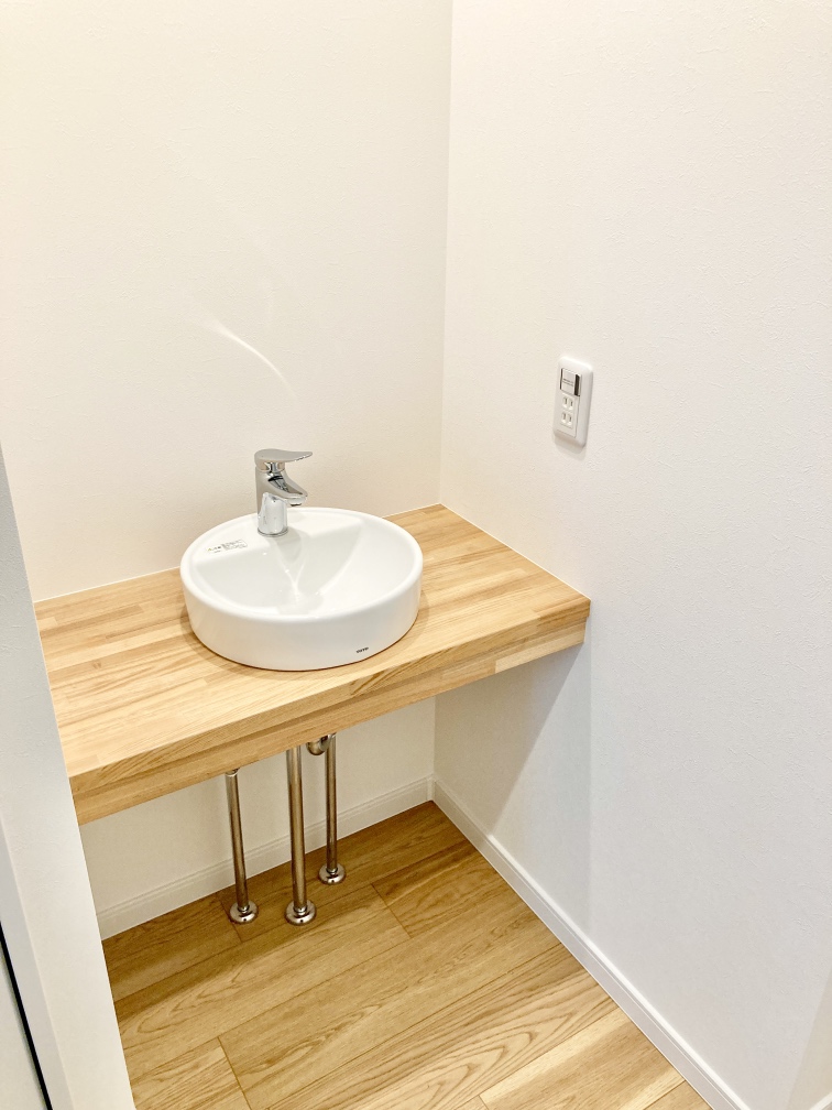 【洗面/1階】1階トイレ前には、手洗い場が設けられています。トイレの後や帰宅時など、居室へ入る前に手洗いをすることで、汚れや菌を家の中に持ち込まないようにできます。