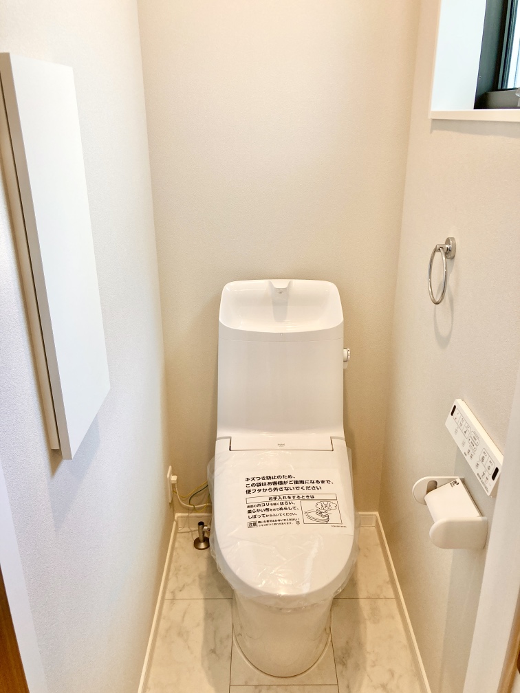 【トイレ/1階】トイレは1階、2階の2ヶ所にあるので、来客の際も気兼ねなく使うことができます。リモコンが壁に設置された操作しやすい仕様です。