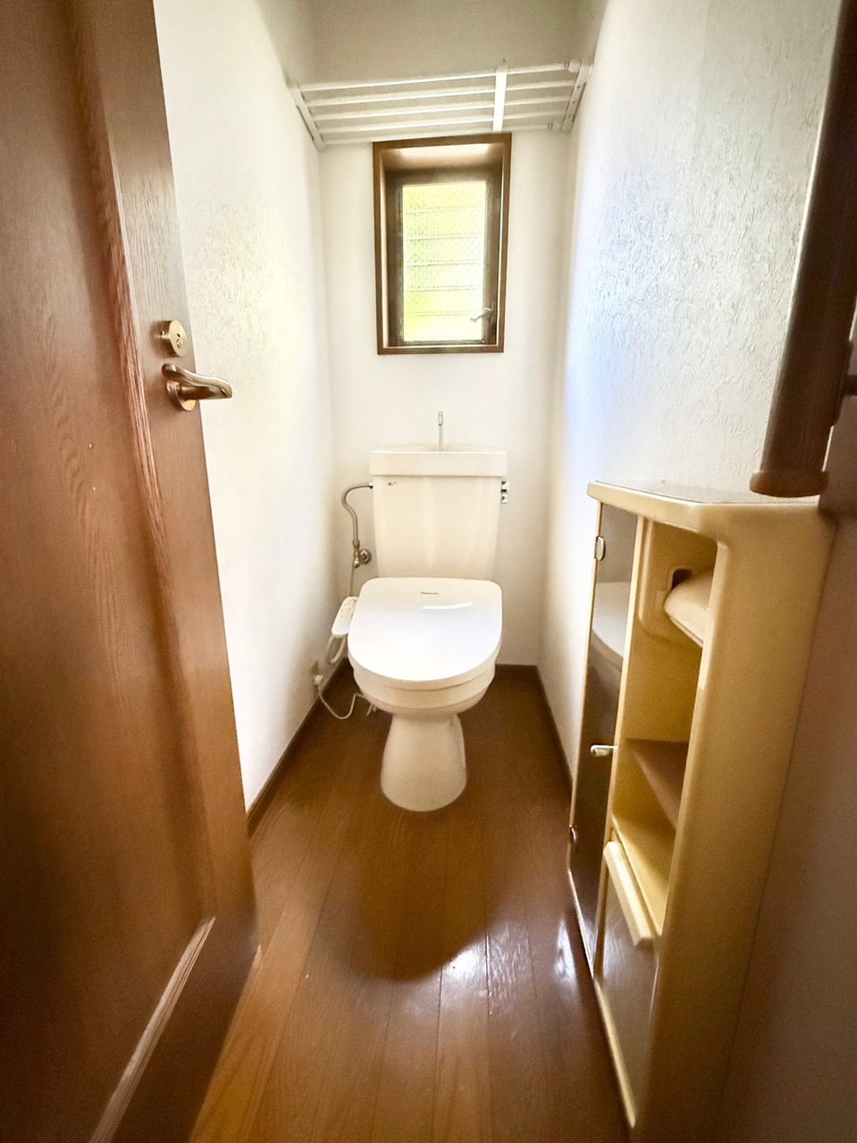 【1階トイレ】窓が備え付けられているので、自然換気がしやすく、明るく清潔感のある空間を保つことができます。トイレ用品をまとめられる収納スペースも設けられています。