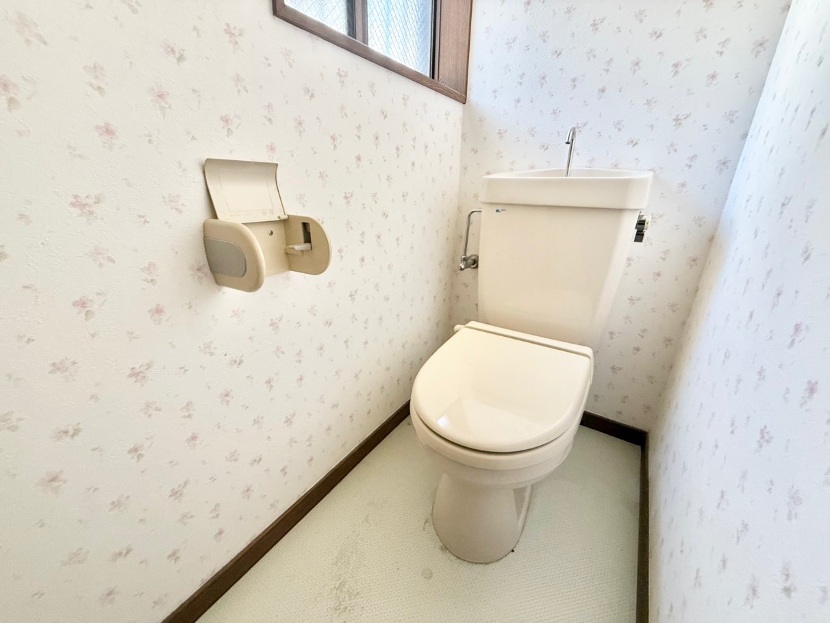 【2階トイレ】トイレは2箇所に設けられています。来客時や忙しい朝の時間帯などでもスムーズに使用でき、便利です。