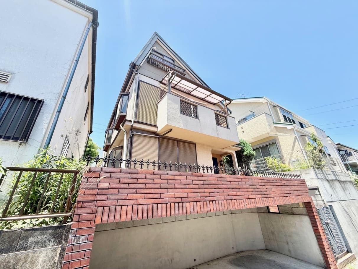 【現地外観写真】前面道路との高低差が活用されている住まい。道路側から家の中が見えにくいので、プライバシーを確保しやすく、ゆったりとした時間を過ごすことができます。