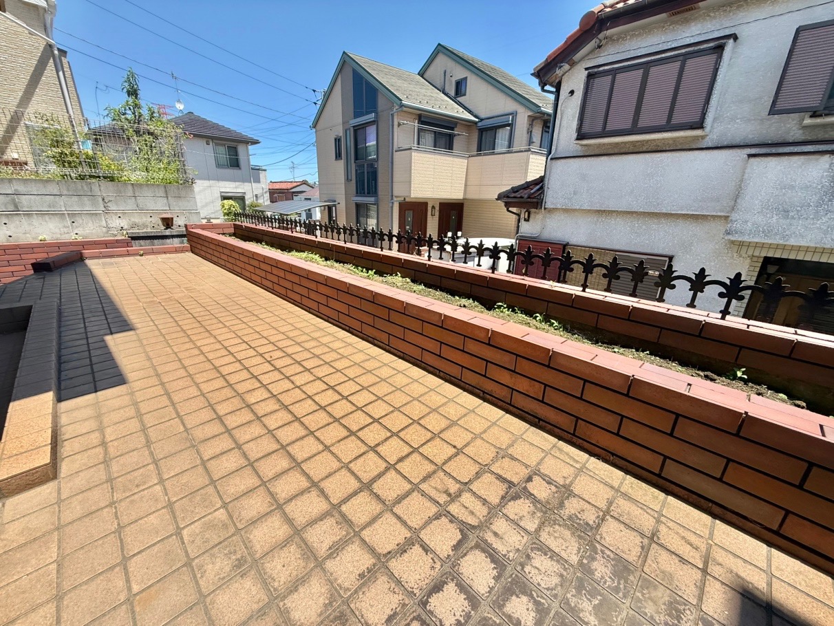 【テラス】開放感あるタイルテラスが設けられており、くつろぎのひとときを過ごせる屋外空間になりそうです。お子様とお水遊びをしたり、趣味のガーデニングをしたりなど、休日の楽しみが広がります。