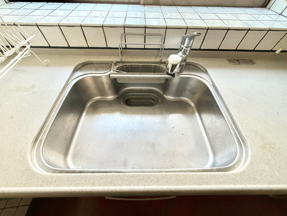 【キッチン】お手入れがしやすく、汚れや水垢が付きにくいステンレスシンクが採用されています。毎日の家事を快適にサポートし、清潔な状態を保ちやすい仕様です。