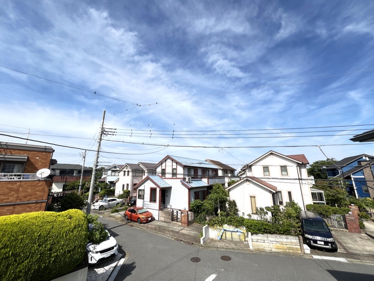 【眺望写真】第一種低層住居専用地域内。周りに高い建物が少なく、周辺は閑静なゆとりのある街並みが広がります。※眺望は将来に渡って保証するものではありません。