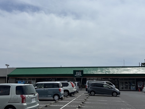 FUJI鶴嶺店まで徒歩11分（約830ｍ）