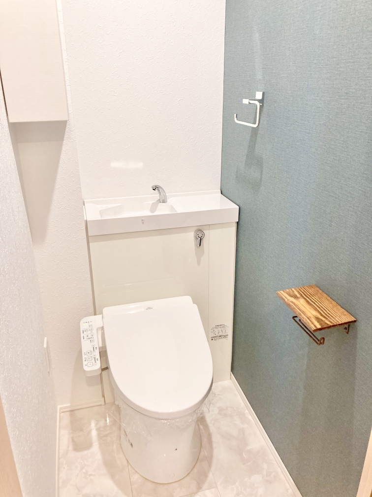 【トイレ】年間を通して快適に使用できる、温水洗浄便座が設置されています。1・2階にトイレがあり、朝の慌ただしい時間帯でも、支度がスムーズに行えそうです。