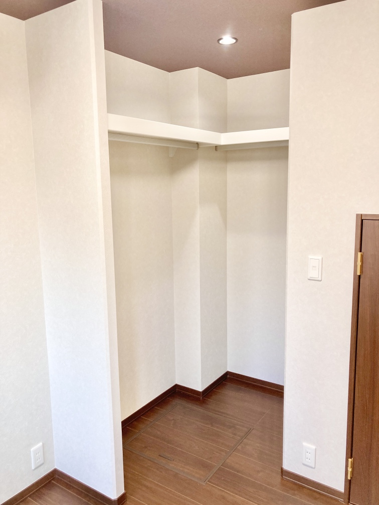【収納】約5.5帖の洋室には、ハンガーパイプ付きの収納スペースが設けられています。枕棚の上には、シーズンオフの衣類や小物などが収納できます。