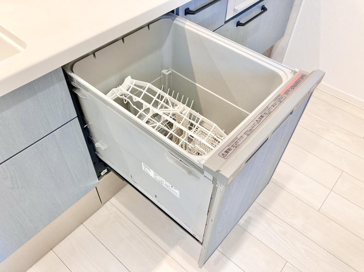 【食器洗乾燥機】見た目がすっきりとした印象のビルトインタイプ。共働きで忙しい朝や、帰宅後の食器洗いの時間短縮となり、家事負担軽減に役立つ設備です。