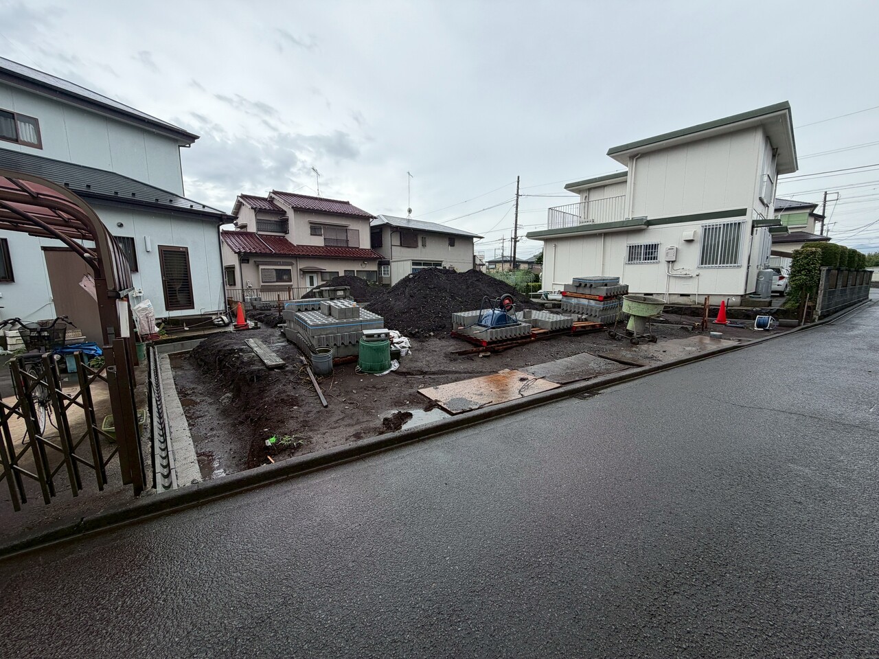 【現地写真】JR相模線「原当麻」駅まで徒歩8分。周辺にはスーパーやホームセンターがありお買い物に便利な立地。