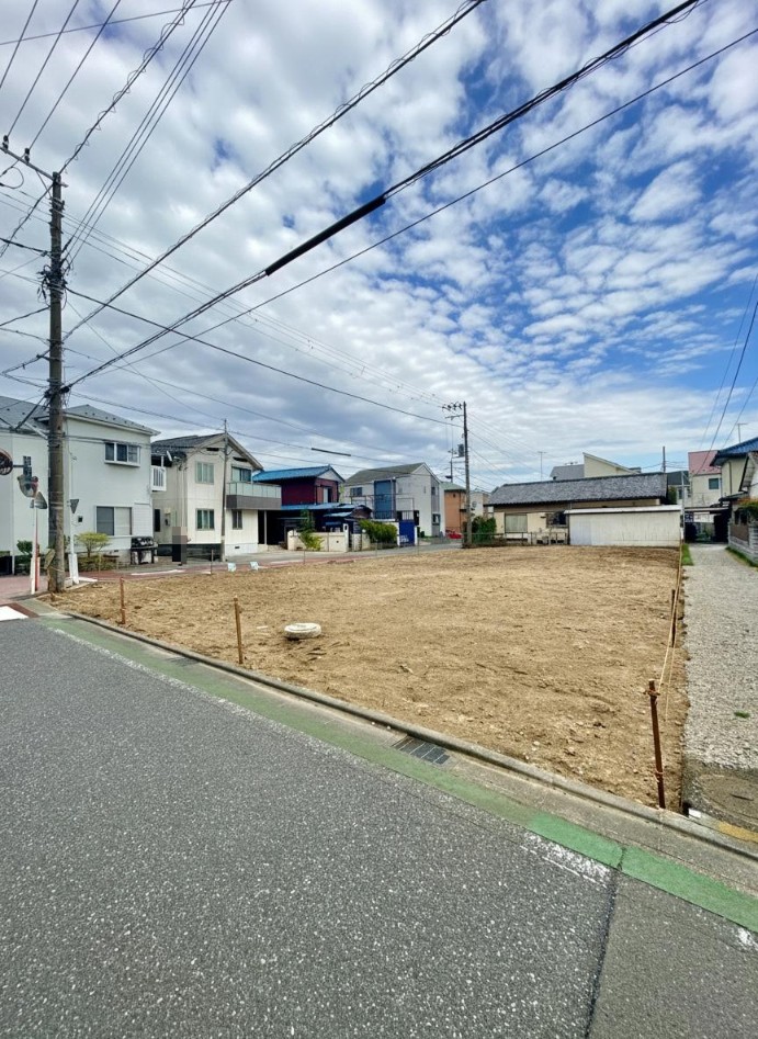 【現地土地写真】JR東海道本線「平塚」駅までバス乗車18分、神奈川中央交通バス「大縄橋」停まで徒歩3分の立地です。引き渡し時期についてはご相談くださいませ。