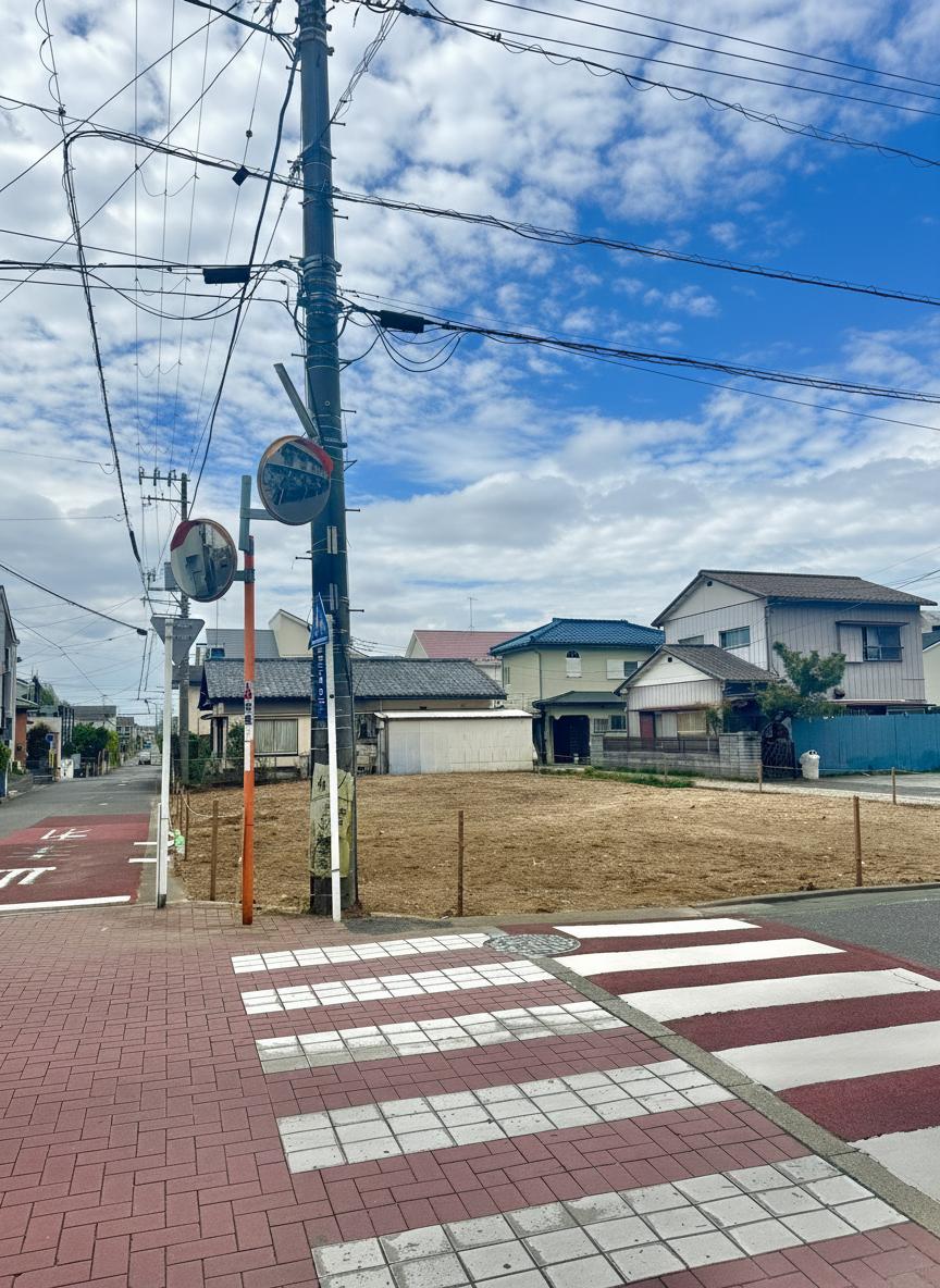 【前面道路含む現地写真】前面道路は北側・東側どちらも幅員約5.4m。舗装されているので、自転車やベビーカーでの走行もスムーズです。