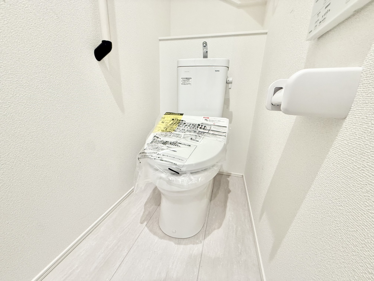 【トイレ】1年を通して快適にご使用いただける、温水洗浄便座付きのトイレ。手摺りが備わっており、立ち上がりのサポートをしてくれます。トイレは各階にあり、来客時でも気兼ねなくご使用いただけます。
