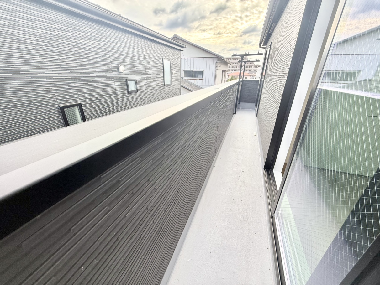 【バルコニー】陽光を取り込みやすい南向きのバルコニーです。洋室2部屋から出入り可能で、布団を干すのに便利。洗濯物の取り込みもスムーズに行えます。